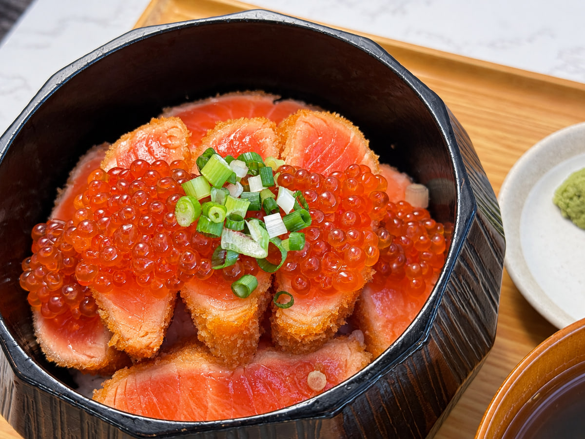 サーモンレアカツ丼